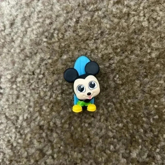 Disney Doorables: Let’s Go Series Rare Figurine – Tropical Getaway– Mickey Mouse - Picture 4 of 5